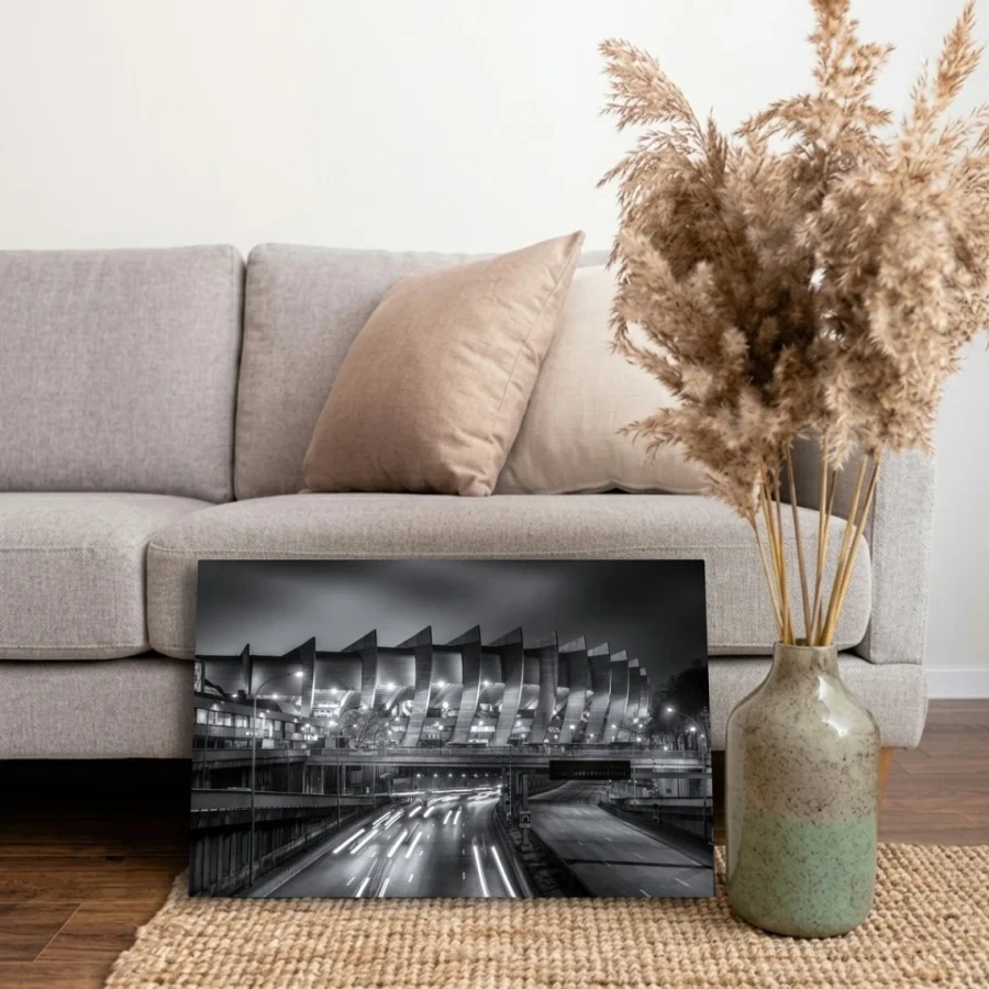 Tableau photo du Parc des Princes en Noir et Blanc au format 40 x 60 cm posé sur un tapis dans un salon moderne