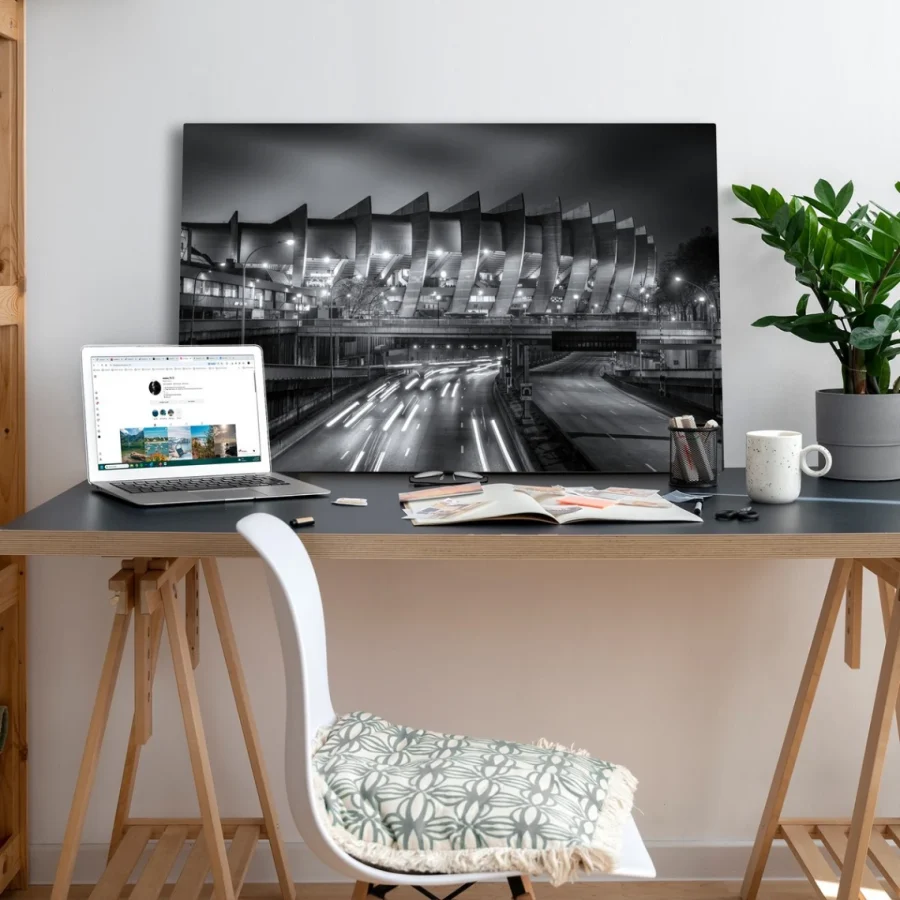 Tableau photo du Parc des Princes en Noir et Blanc au format 60 x 90 cm posé sur un bureau