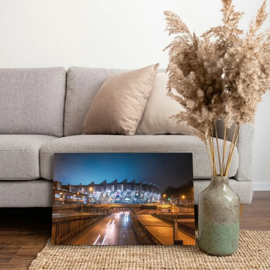 Affiche photo PSG du Parc des Princes au format 40 x 60 cm posé sur un tapis dans un salon moderne