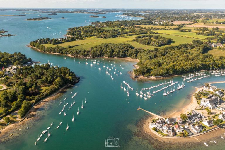 Vue aérienne du Golfe du Morbihan, avec ses nombreuses îles, ses voiliers et ses paysages verdoyants.