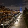 Photographie d'art nocturne du Port de l'Arsenal à Paris avec les péniches illuminées et la colonne de la Bastille en arrière-plan.