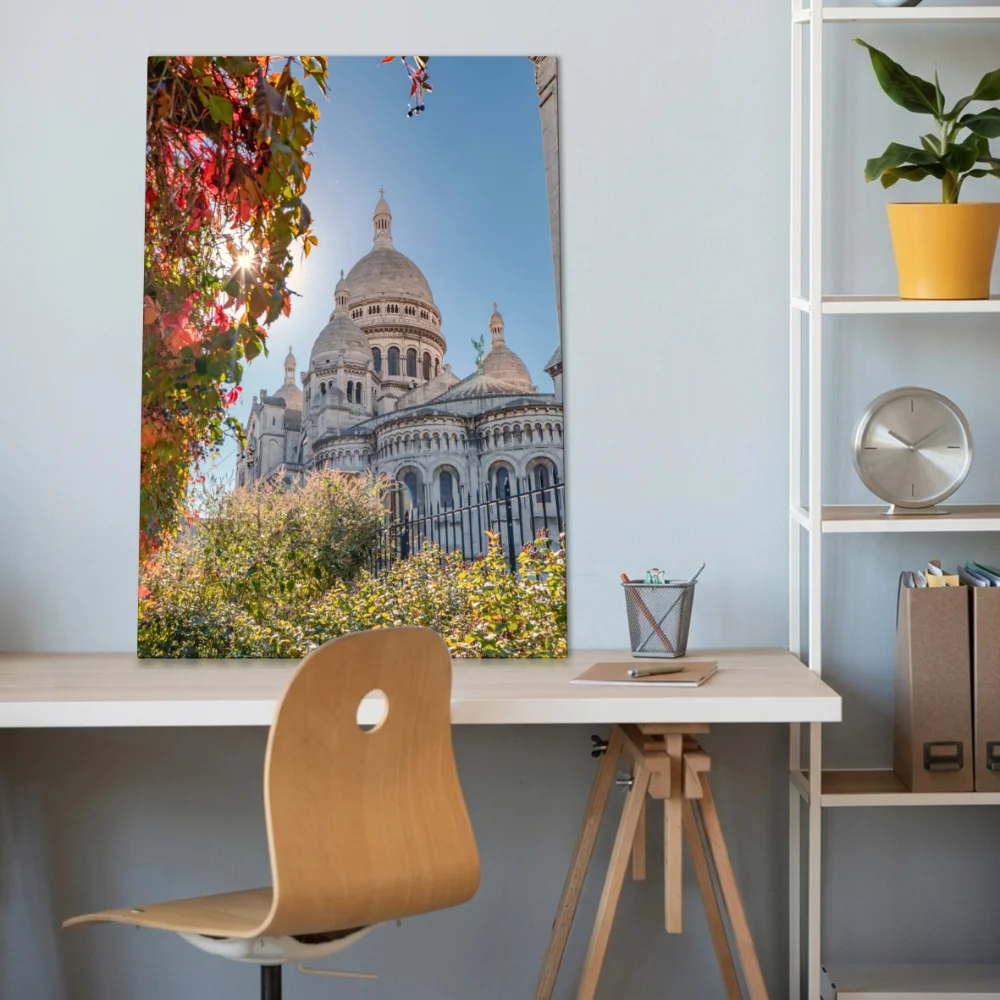 Décoration murale du Sacré-Cœur de Paris en format 60x90 cm au-dessus d'un bureau moderne.