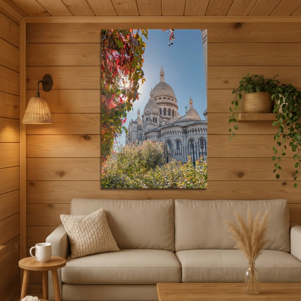 Grand tableau photo du Sacré-Cœur de Paris au format 80x120 cm accroché dans un salon au mur en bois.