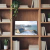 Tableau photo des Falaises d'Etretat sous la neige, au format 20 x 30 cm installé dans une bibliothèque en bois