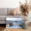 Tableau photo des Falaises d'Etretat sous la neige, au format 40 x 60 cm posé sur un tapis dans un salon moderne