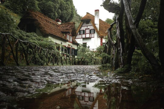 Portugal - Madère - Maison typique en toit de chaume