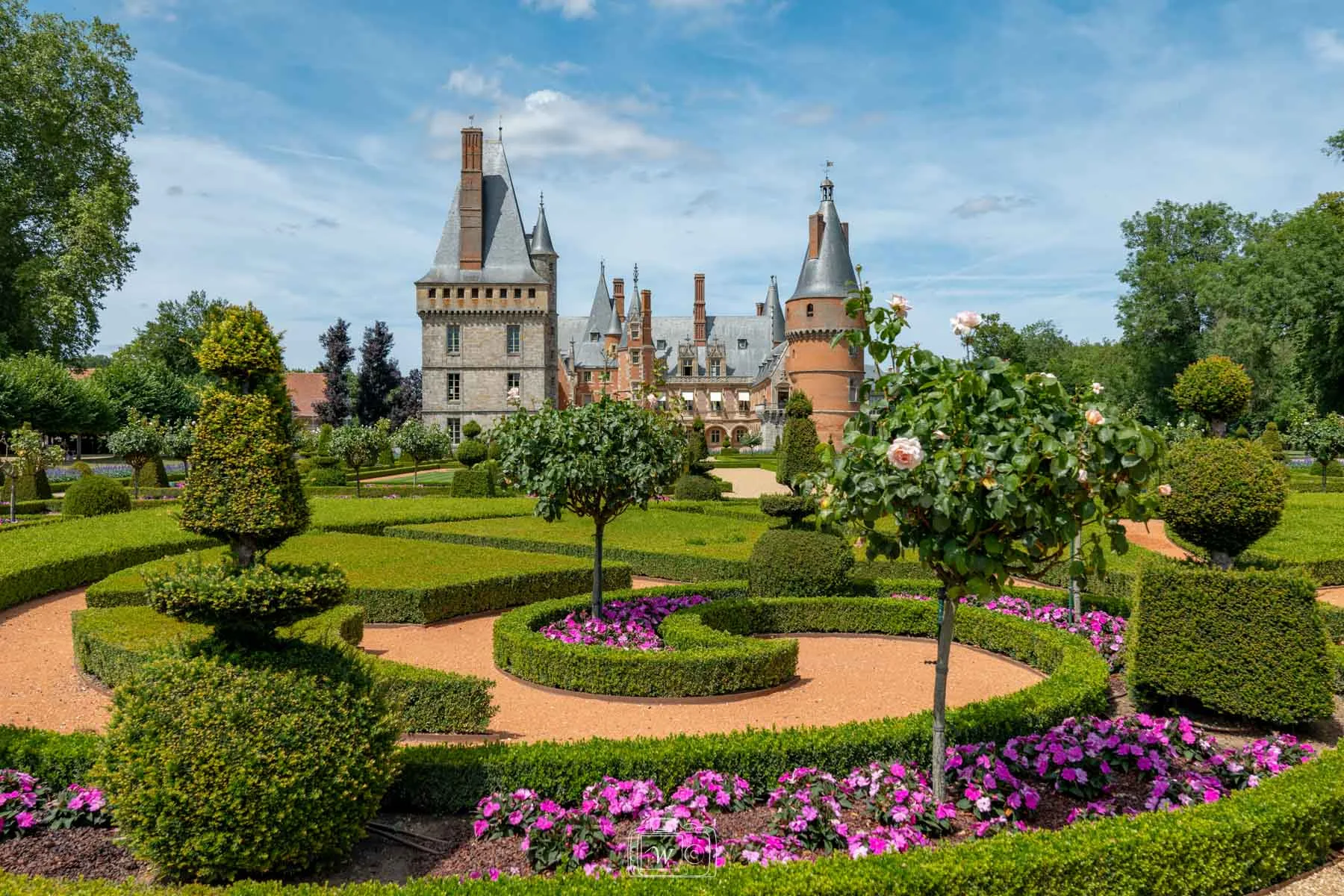 Vue sur la chapelle Notre-Dame-de-la-Garde à Étretat sous la neige, avec la plage, les falaises et l’arche naturelle en arrière-plan.
