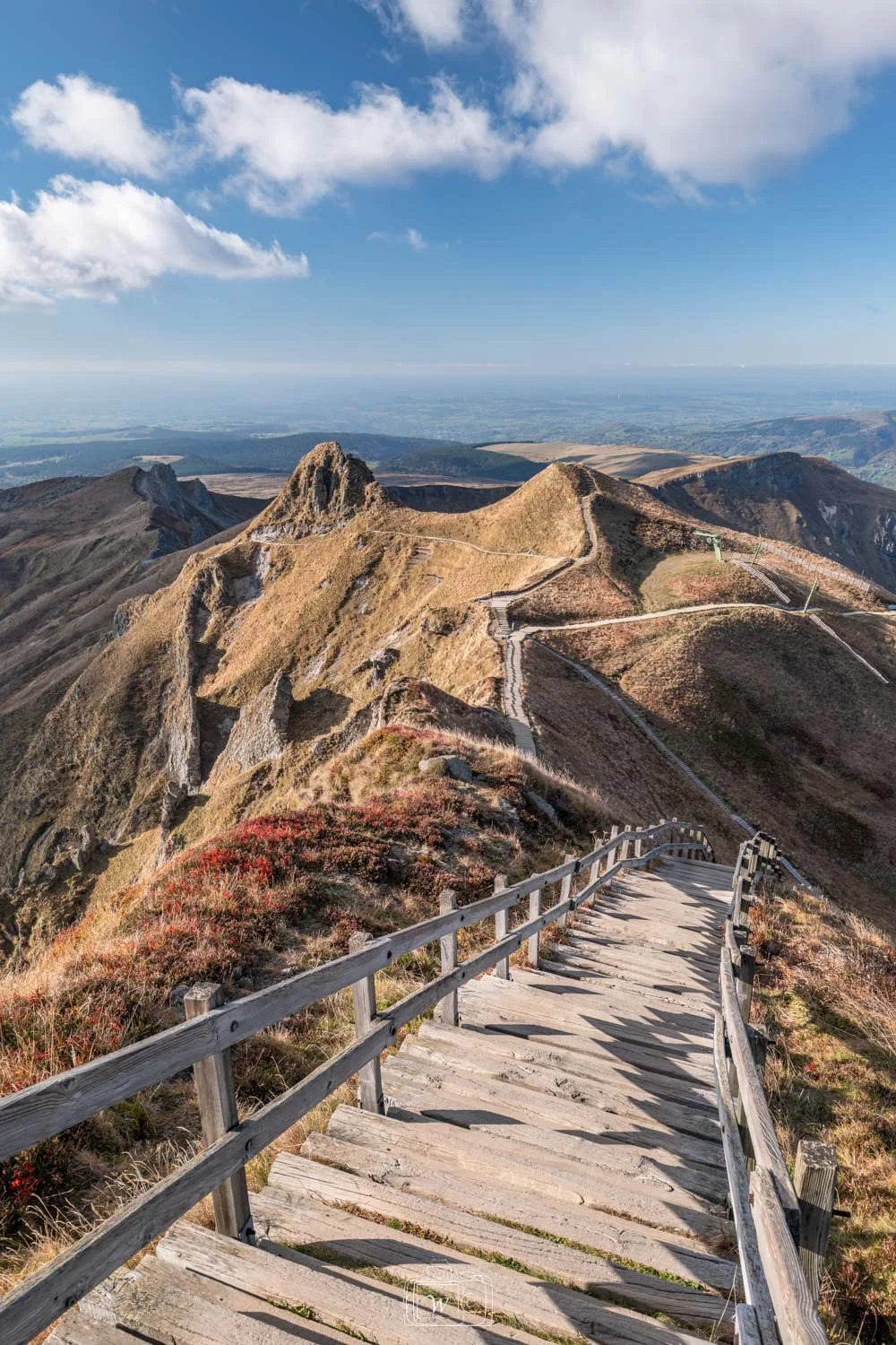 Vue panoramique depuis le sommet du Puy de Sancy sur les crêtes volcaniques et les vallées du Parc Naturel Régional des Volcans d'Auvergne.
