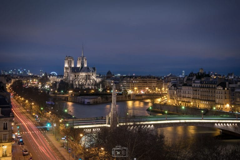 Vue nocturne de la cathédrale Notre-Dame de Paris et du Pont de la Tournelle depuis le toit de l'Institut du Monde Arabe.