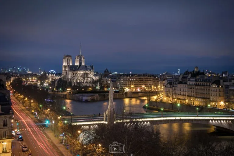 Vue nocturne de la cathédrale Notre-Dame de Paris et du Pont de la Tournelle depuis le toit de l'Institut du Monde Arabe.