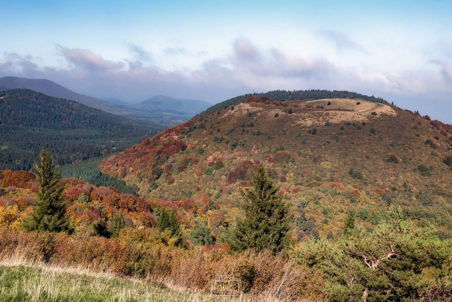 Vue sur la chapelle Notre-Dame-de-la-Garde à Étretat sous la neige, avec la plage, les falaises et l’arche naturelle en arrière-plan.