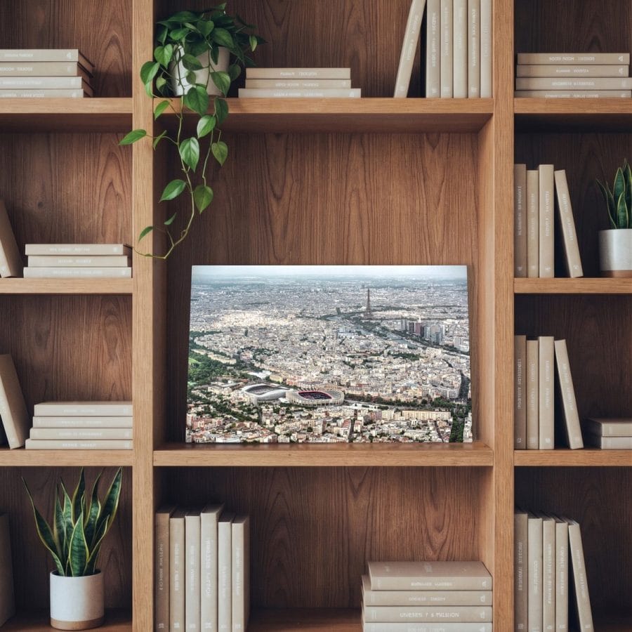 Tableau photo de Paris vu du ciel avec le Parc des Princes et la Tour Eiffel au format 20 x 30 cm installé dans une bibliothèque en bois
