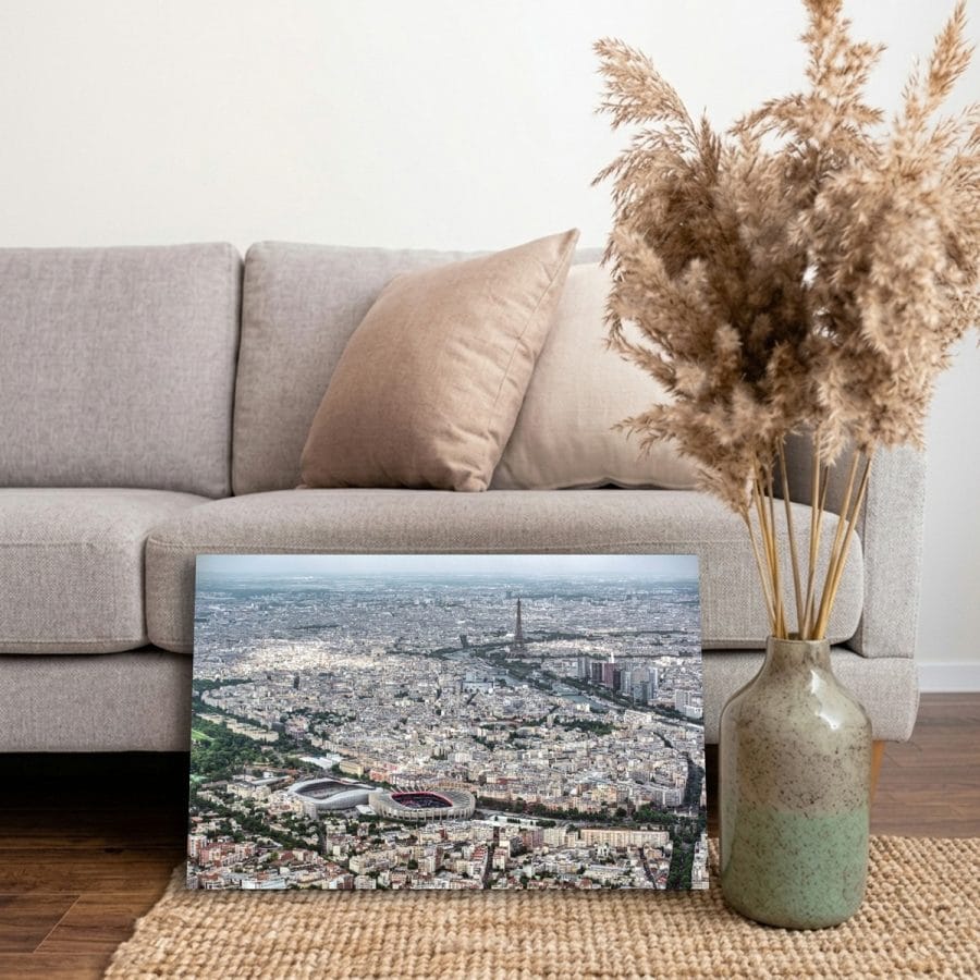 Tableau photo de Paris vu du ciel avec le Parc des Princes et la Tour Eiffel au format 40 x 60 cm posé sur un tapis dans un salon moderne