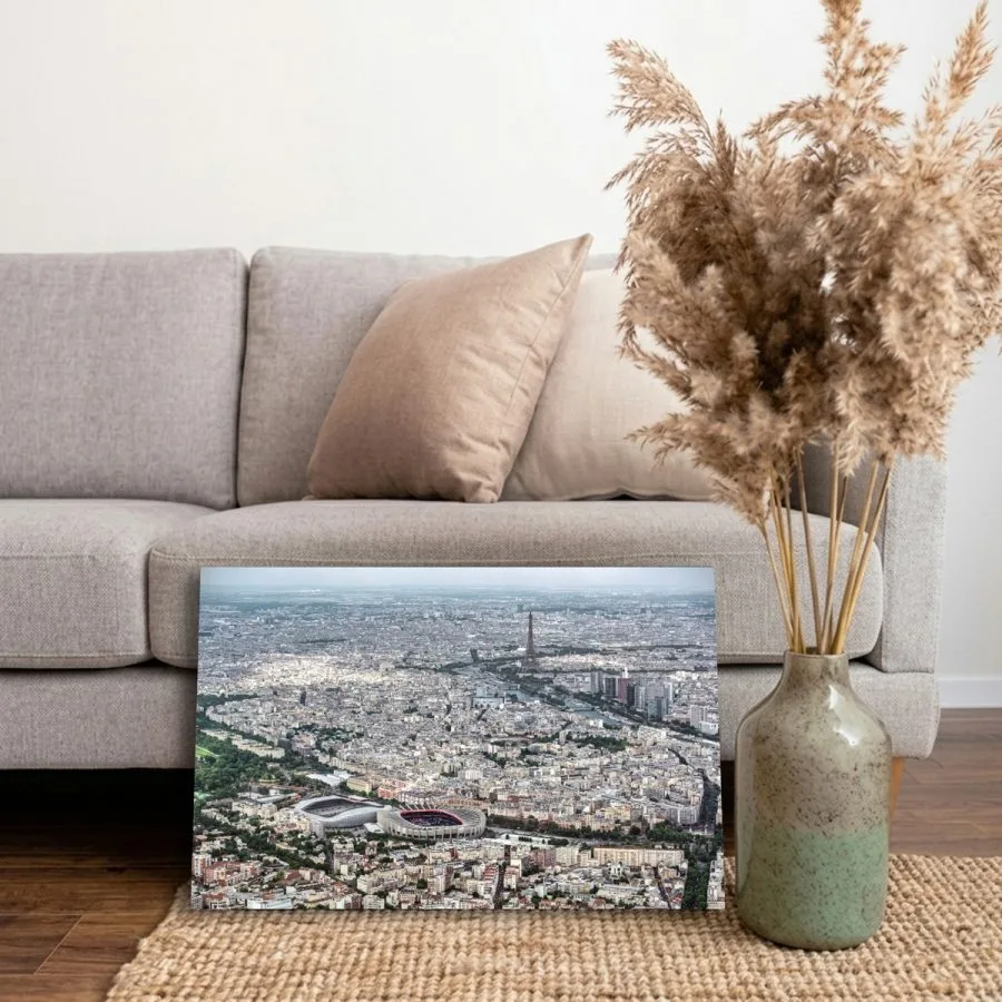 Tableau photo de Paris vu du ciel avec le Parc des Princes et la Tour Eiffel au format 40 x 60 cm posé sur un tapis dans un salon moderne