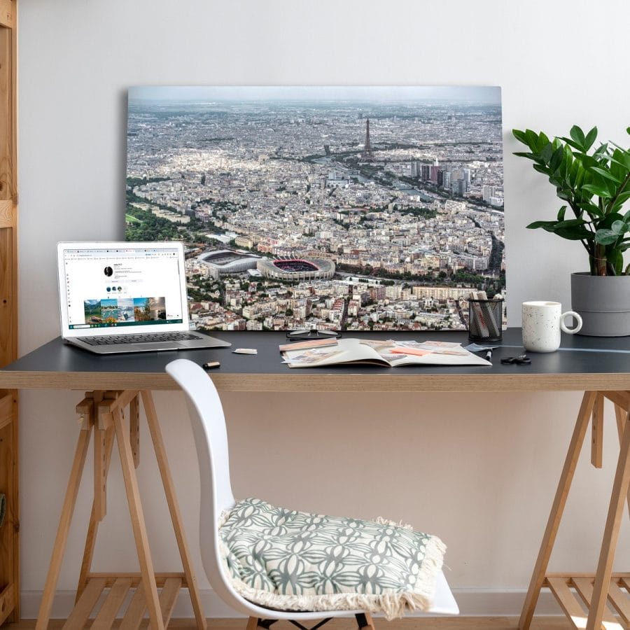 Tableau photo de Paris vu du ciel avec le Parc des Princes et la Tour Eiffel au format 60 x 90 cm posé sur un bureau