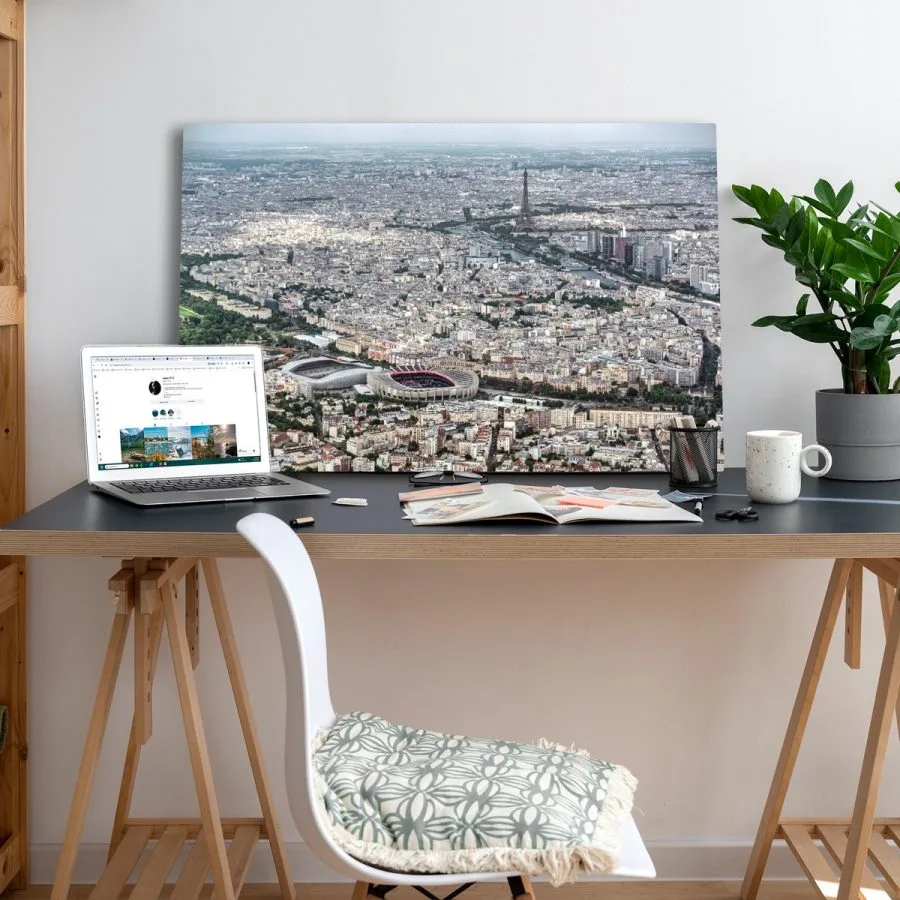 Tableau photo de Paris vu du ciel avec le Parc des Princes et la Tour Eiffel au format 60 x 90 cm posé sur un bureau