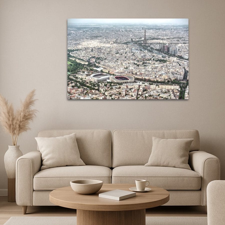 Tableau photo de Paris vu du ciel avec le Parc des Princes et la Tour Eiffel au format 80 x 120 cm installé dans un salon moderne