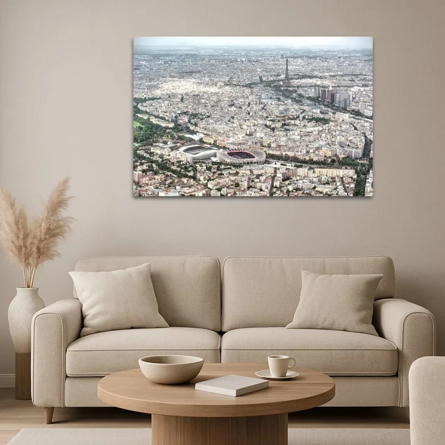 Tableau photo de Paris vu du ciel avec le Parc des Princes et la Tour Eiffel au format 80 x 120 cm installé dans un salon moderne