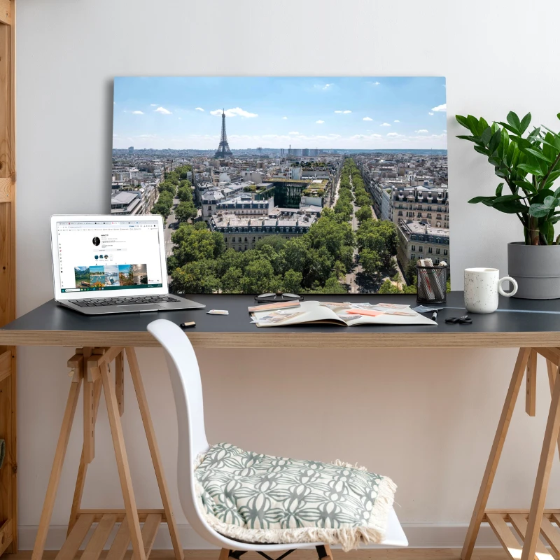 Décoration murale de Paris et la Tour Eiffel en format horizontal 60x90 cm au-dessus d'un bureau moderne.