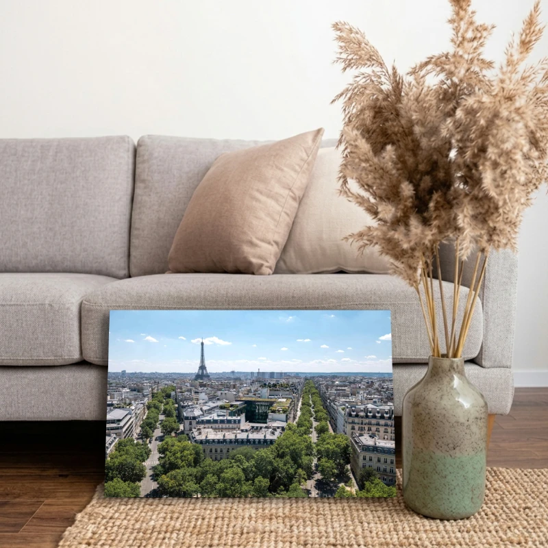 Affiche d'art de la vue aérienne de Paris au format horizontal 40x60 cm posée au sol.